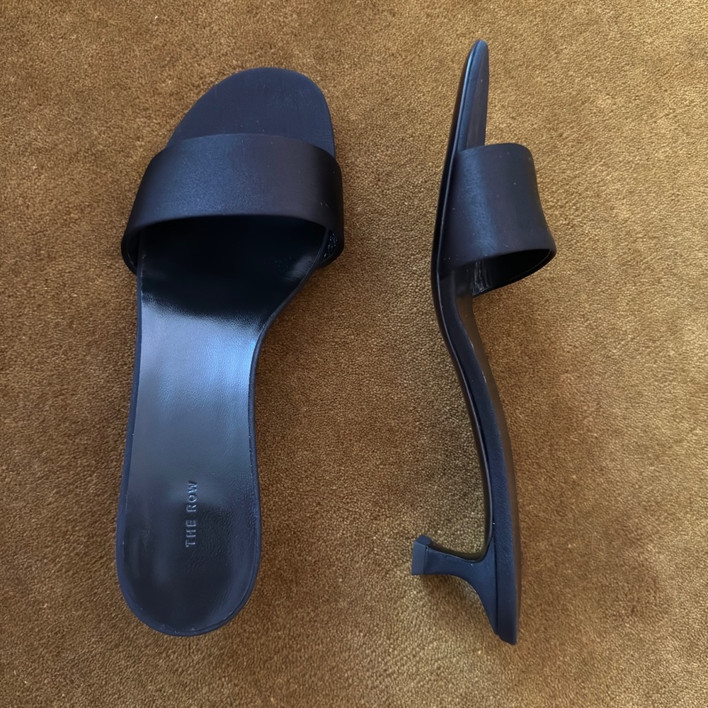 Brand new The Row satin kitten heels black 37
